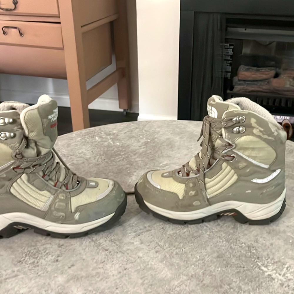Size 7 gore Tex women’s north face hiking boots